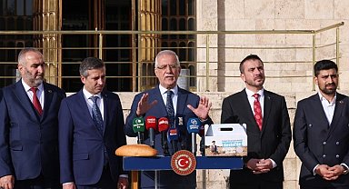 Bursa Milletvekili Aydın, TBMM'de ekmek dağıttı