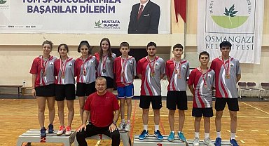 Bursa Osmangazi Badminton takımının şampiyonluk sevinci