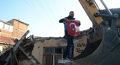 Bursa Osmangazi'deki yıkımda bayrak hassasiyeti