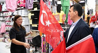 Bursa Osmangazi'den esnafa Türk bayrağı