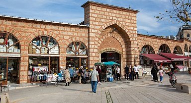 Bursa'da Tarihi Bakırcılar'da vitrin yenileniyor