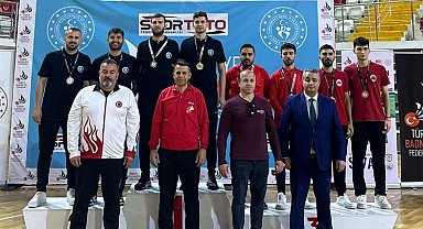Bursalı badmintoncular Sivas kürsüsünde