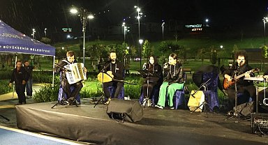 Galle Park'ta sonbahar şarkıları söylendi