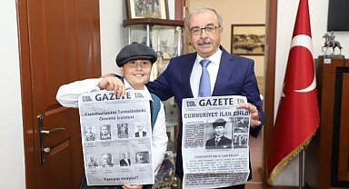 Gelibolulu çocuk, Cumhuriyetin ilanını duyurdu