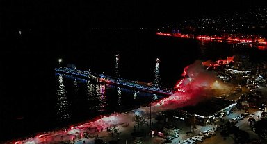 Gemlik'te binlerce meşale Cumhuriyet için yakıldı