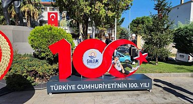 Gölcük 100. yılda kırmızı beyaza büründü