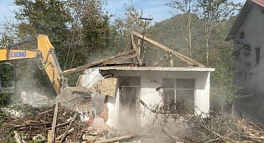 Gölcük'te 123 riskli metruk yıkıldı