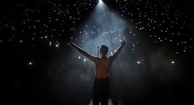 HARBİYE AÇIK HAVA’DA İKİ GECE ÜST ÜSTE KONSER VEREN EMİR CAN İĞREK “SAVAŞA HAYIR” DEDİ