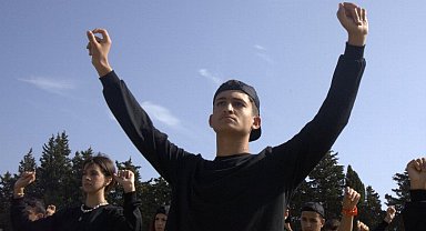 İzmir'de 4 bin öğrenci zeybek oynadı