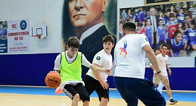 İzmir'de basketler 100. yıl için atıldı