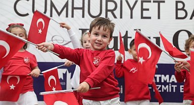 İzmit'te çocuklar 100. Yılı coşkuyla kutladı