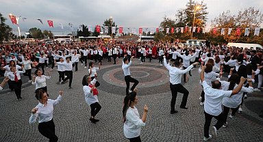 İzmit'te coşkuya 100 zeybek gösterisi