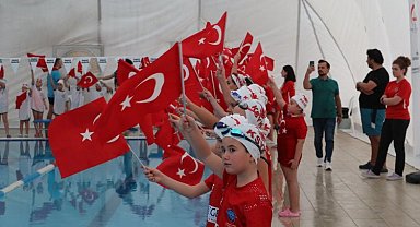 İzmit'te minik yüzücüler kulaçları 100. Yıl için attı