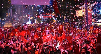 KADIKÖY, CUMHURİYET'İN 100. YILINI YÜZ BİNLERCE KİŞİYLE KUTLADI