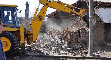 Karacabey'de metruk binalara yıkım
