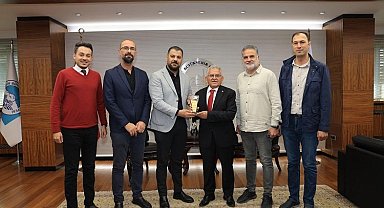 KAYMOS yönetiminden Büyükkılıç'a plaket