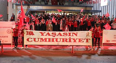 Kayseri Melikgazi'de Cumhuriyet için fener alayı