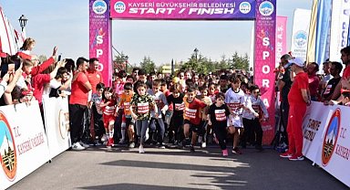 Kayseri'de bin kişilik Cumhuriyet koşusu