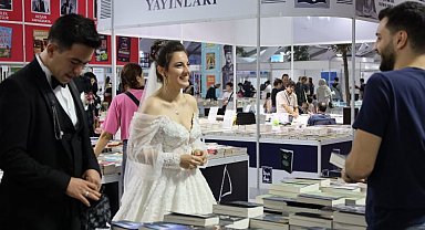 Kitap Fuarı'nda gelin damat sürprizi