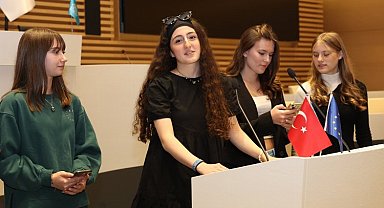 Kız çocukları Bursa'dan dünyaya dostluk mesajı verdi