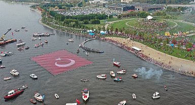 Kocaeli'de Cumhuriyet'e koştular... Bayrak açtılar