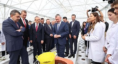 Kocaeli'nde öğrenciler Ar-Ge serasında çilek yetiştiriyor