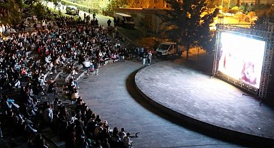 KOÜ'lü öğrenciler Hababam Sınıfını izledi