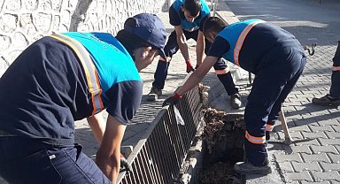 Manisa Soma'da yağmursuyu ızgaralarına temizlik