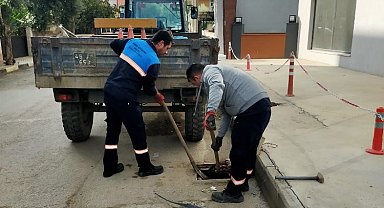 Manisa'da yağmur suyu ızgaraları temizleniyor
