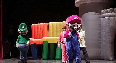 Süper Mario ve İhtiyar Kedi Çayırovalı çocukları güldürdü