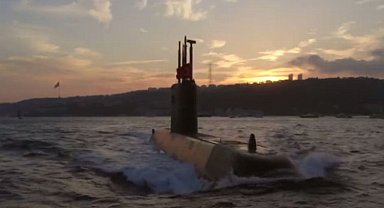 Tarihi resmi geçitte denizaltılar görünür oldu