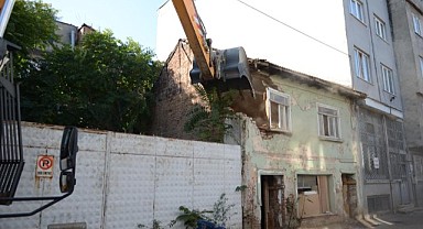 Tehlike saçan metruk binalar yıkılıyor