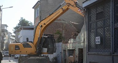 Tehlike saçan metruk binalar yıkılıyor