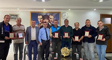 Yenikarpuzlu Belediyesi personeline plaket