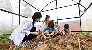 Antalya Muratpaşa'da minik eller tohumları ekti