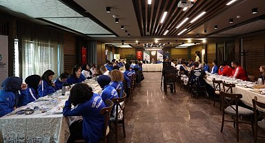 Başkan Büyükakın Kağıtspor'lu şampiyonlarla buluştu