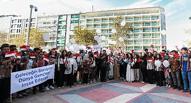 Beyaz balonlar Filistin için İzmir semalarında