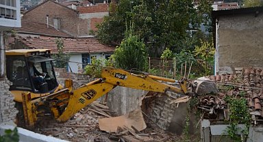 Bursa Osmangazi'de metruk binalar tek tek yıkılıyor
