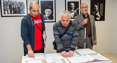 Bursa'da 'Aşık Veysel' fotoğraf sergisinde bir ilk... Fotoğrafları dokunarak anladılar