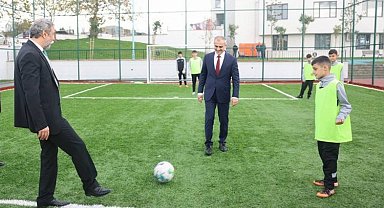 Çayırova'daki yeni halı sahada ilk maçın başlama vuruşu protokolden