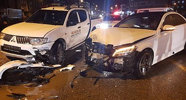 Düzce'de kamyonet ile otomobil çarpıştı: 5 yaralı