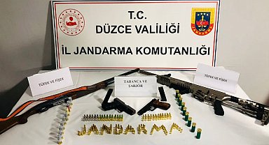 Düzce'de ruhsatız tüfek ve tabancalar ele geçirildi