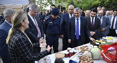 Edirne'de Vali Sezer kırsalda takibi bırakmıyor