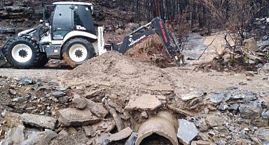 Fırtına ve yağış yolları kapattı