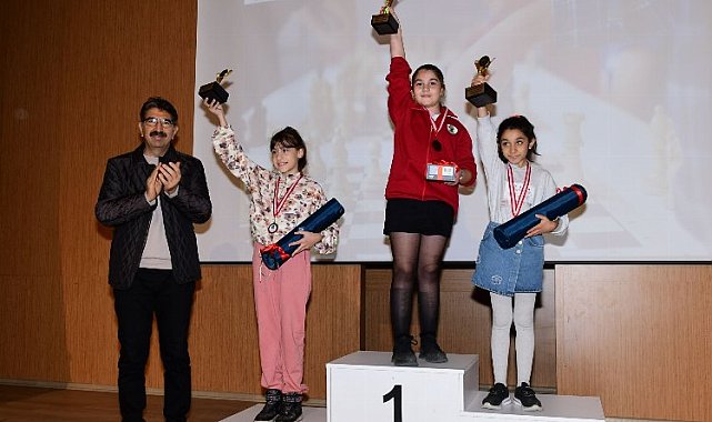 Geleceğin satranç ustaları ödüllerine kavuştu