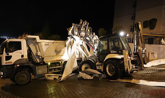 Gemlik'te çatısı uçan okula belediye ekiplerinden müdahale