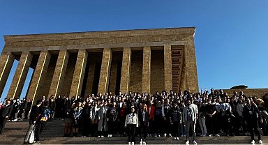 Genç İzmirliler Ata'nın huzurunda