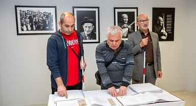 Göremedikleri fotoğrafları, dokunarak anladılar