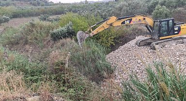 Hatay'da olası taşkınlara karşı temizlik sürüyor