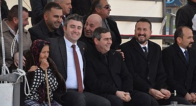 Herkes mont ararken o paltosunu verdi... Davranışı takdir topladı